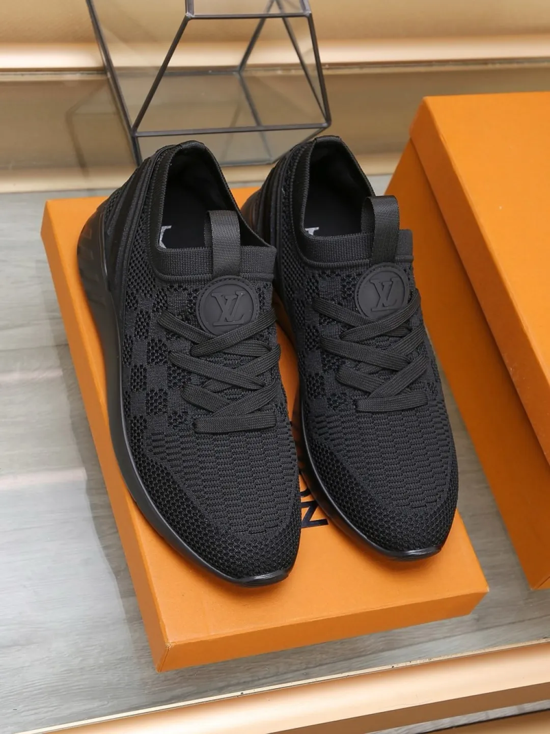 Men's shoes 💰P420💰"LOUI* VUITTO*" latest popular men's casual shoes ✔️This model is made of the original breathable fly woven fabric. The real thing is super shiny⚡️ Fashionable and versatile. The toe last shape is firm and full. The soles are LV original molds and can be put in and out at will. It is light and comfortable for the foot~Purely handmade, details determine the quality! Size:38-44